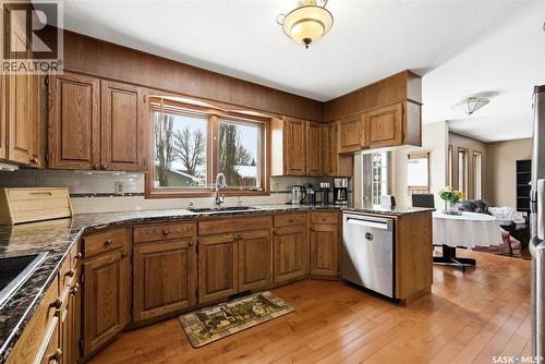 3803 Bow Bay, Regina, SK - Indoor Photo Showing Kitchen