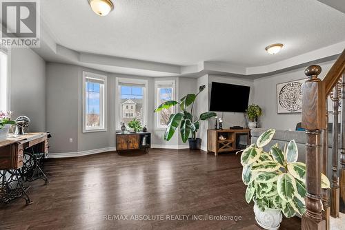 98 Brisote Lane, Ottawa, ON - Indoor Photo Showing Living Room
