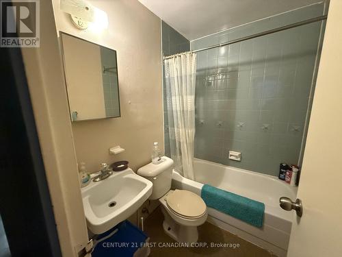 304 - 1830 Dumont Street, London East (East H), ON - Indoor Photo Showing Bathroom