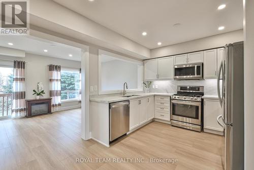 11 Jarrett Court, Vaughan, ON - Indoor Photo Showing Kitchen