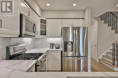 11 Jarrett Court, Vaughan, ON - Indoor Photo Showing Kitchen With Upgraded Kitchen