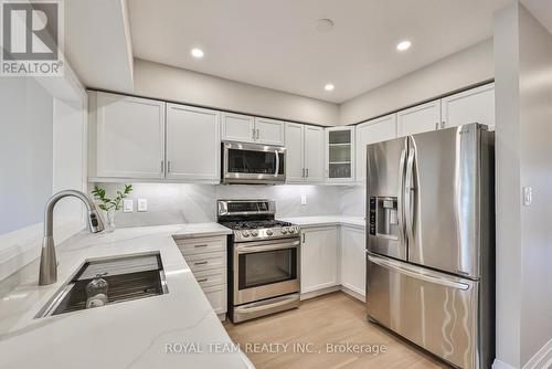 11 Jarrett Court, Vaughan, ON - Indoor Photo Showing Kitchen With Upgraded Kitchen