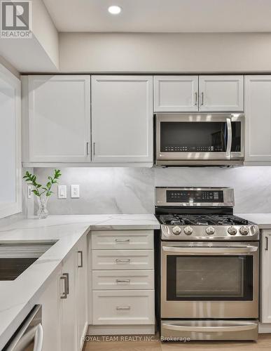 11 Jarrett Court, Vaughan, ON - Indoor Photo Showing Kitchen With Upgraded Kitchen
