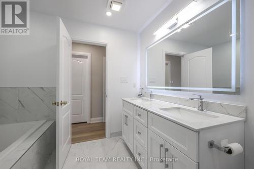 11 Jarrett Court, Vaughan, ON - Indoor Photo Showing Bathroom