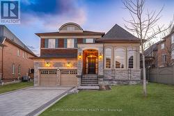 8 CHAPEL GULLY TRAIL King, ON L7B 0A1