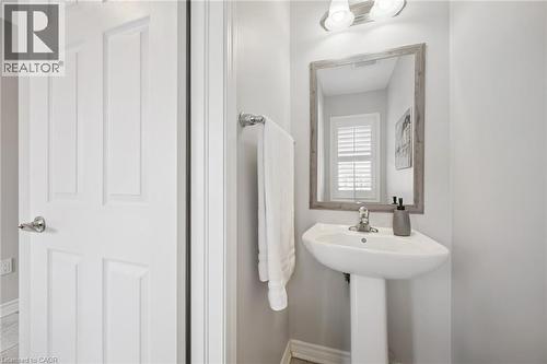 Bathroom featuring baseboards - 38 Park Glen Street, Kitchener, ON - Indoor Photo Showing Bathroom