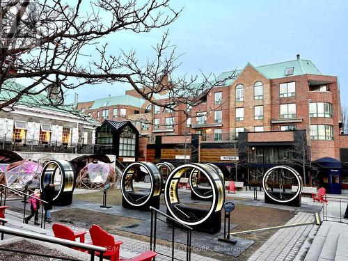 2 - 221 ROBINSON STREET  Oakville, ON L6J 7N9