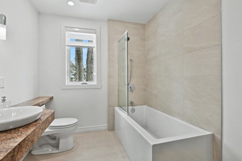 Bathroom - 43 Rue De Charny, Lorraine, QC - Indoor Photo Showing Bathroom