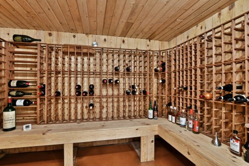 Wine Cellar - 43 Rue De Charny, Lorraine, QC - Indoor