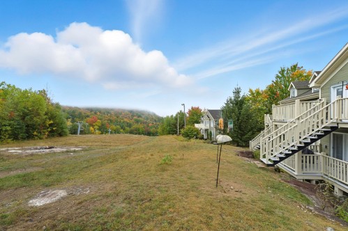Courtyard - 341 Ch. Valanza, Piedmont, QC - Outdoor