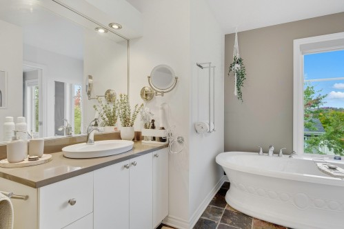 Master Bathroom - 341 Ch. Valanza, Piedmont, QC - Indoor Photo Showing Bathroom