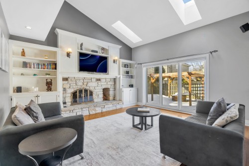 Salle familiale - 260 Alice-Carrière Street, Beaconsfield, QC - Indoor Photo Showing Living Room With Fireplace
