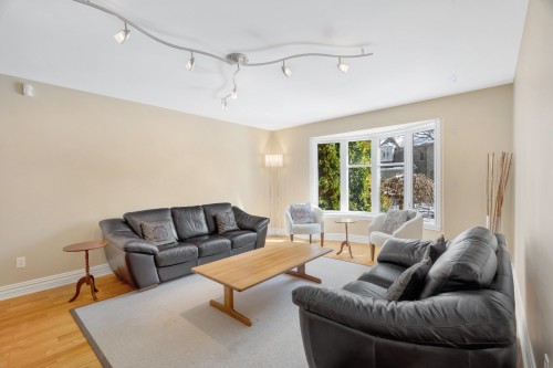 Salon - 260 Alice-Carrière Street, Beaconsfield, QC - Indoor Photo Showing Living Room