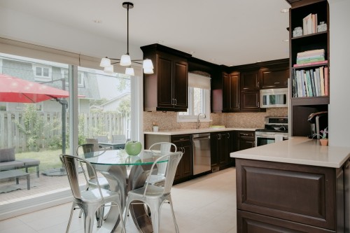 Coin-repas - 30 Rue Mulberry, Dollard-Des-Ormeaux, QC - Indoor