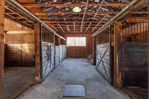 Stable - 306 Rue Ganivet, Rigaud, QC - Indoor