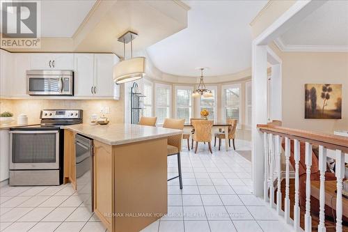 263 Mcclellan Way, Aurora, ON - Indoor Photo Showing Kitchen