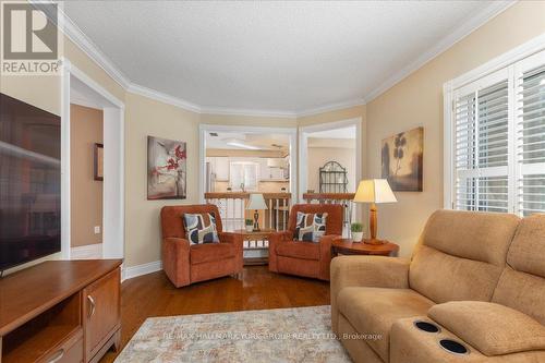 263 Mcclellan Way, Aurora, ON - Indoor Photo Showing Living Room
