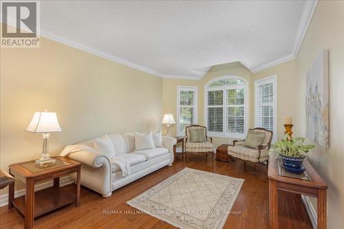 263 Mcclellan Way, Aurora, ON - Indoor Photo Showing Living Room