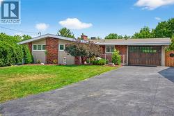 90 MOUNTAIN Avenue N  Stoney Creek, ON L8G 3P7