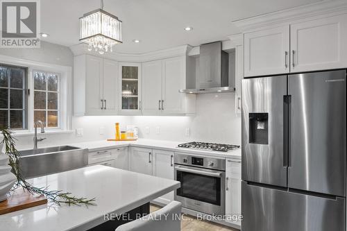 2255 Mohawk Trail, Milton, ON - Indoor Photo Showing Kitchen With Upgraded Kitchen