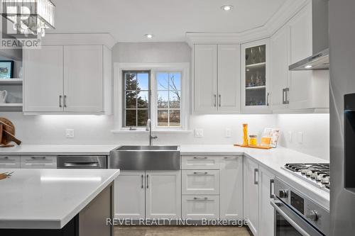 2255 Mohawk Trail, Milton, ON - Indoor Photo Showing Kitchen With Upgraded Kitchen