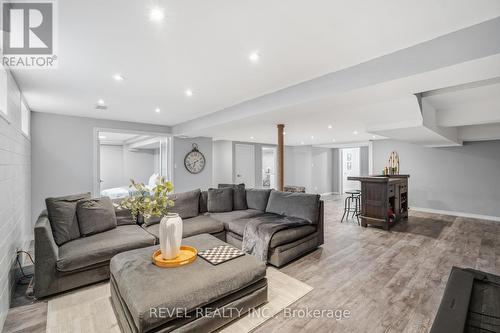 2255 Mohawk Trail, Milton, ON - Indoor Photo Showing Living Room