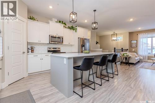 809 Weir Crescent, Warman, SK - Indoor Photo Showing Kitchen With Stainless Steel Kitchen With Upgraded Kitchen