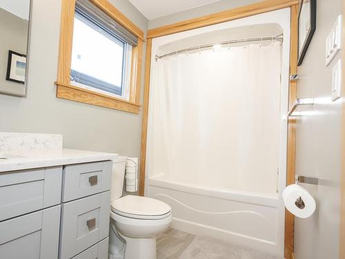 333 Ruby Crescent, Thunder Bay, ON - Indoor Photo Showing Bathroom