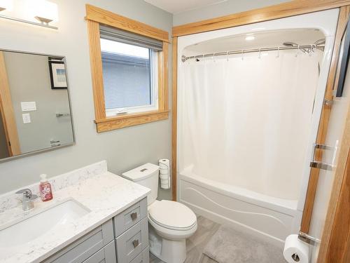 333 Ruby Crescent, Thunder Bay, ON - Indoor Photo Showing Bathroom