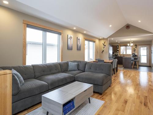 333 Ruby Crescent, Thunder Bay, ON - Indoor Photo Showing Living Room