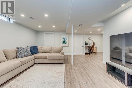 2066 Broadleaf Crescent, Burlington, ON - Indoor