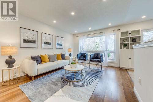 2066 Broadleaf Crescent, Burlington, ON - Indoor Photo Showing Living Room