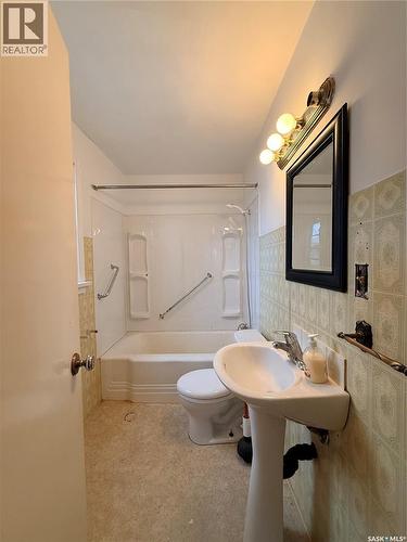 392 9Th Avenue Nw, Swift Current, SK - Indoor Photo Showing Bathroom