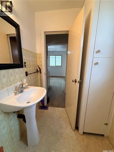 392 9Th Avenue Nw, Swift Current, SK - Indoor Photo Showing Bathroom