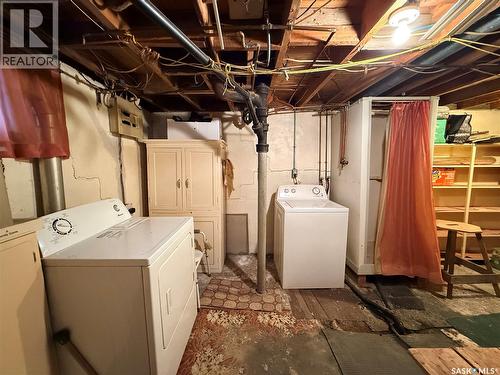 392 9Th Avenue Nw, Swift Current, SK - Indoor Photo Showing Laundry Room