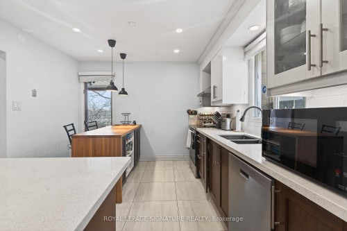 5115 Salishan Circle, Mississauga, ON - Indoor Photo Showing Kitchen With Double Sink With Upgraded Kitchen