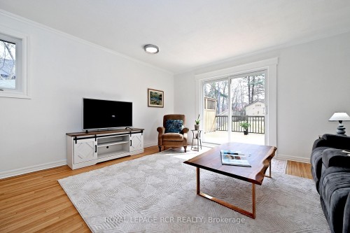 87 Richardson Drive, Aurora, ON - Indoor Photo Showing Living Room