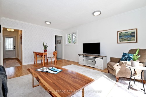 87 Richardson Drive, Aurora, ON - Indoor Photo Showing Living Room