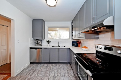 87 Richardson Drive, Aurora, ON - Indoor Photo Showing Kitchen With Double Sink