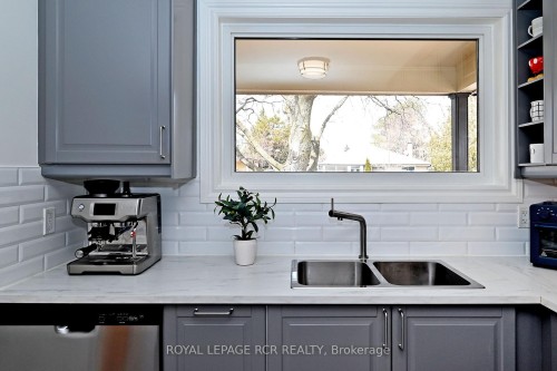 87 Richardson Drive, Aurora, ON - Indoor Photo Showing Kitchen With Double Sink