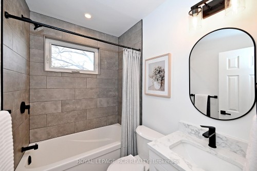 87 Richardson Drive, Aurora, ON - Indoor Photo Showing Bathroom
