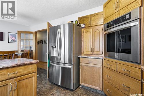 7322 Cribbs Bay, Regina, SK - Indoor Photo Showing Kitchen