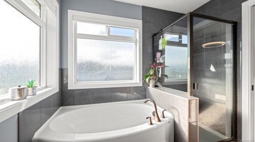 560 Spitfire Dr, Comox, BC 