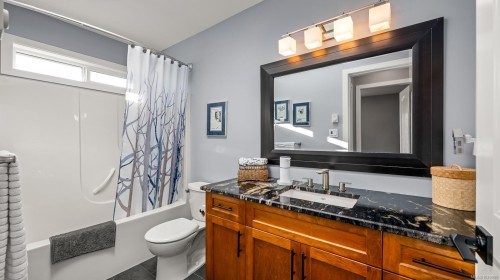 560 Spitfire Dr, Comox, BC 