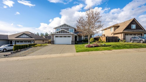 560 Spitfire Dr, Comox, BC 