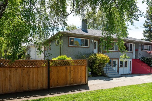 1451 Brooke St  Victoria, BC V8S 1M4