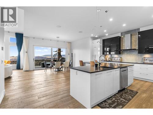 1068 Clarance Avenue, Kelowna, BC - Indoor Photo Showing Kitchen With Upgraded Kitchen