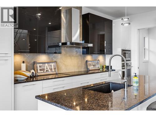 1068 Clarance Avenue, Kelowna, BC - Indoor Photo Showing Kitchen With Upgraded Kitchen