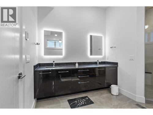 ensuite - 1068 Clarance Avenue, Kelowna, BC - Indoor