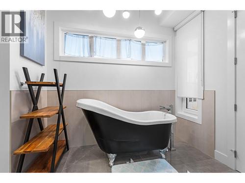ensuite - 1068 Clarance Avenue, Kelowna, BC - Indoor Photo Showing Bathroom